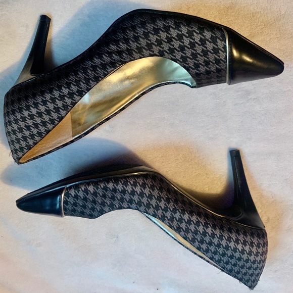 Tommy Hilfiger Shoes - 🌟5 for $25 Tommy Hilfiger pumps